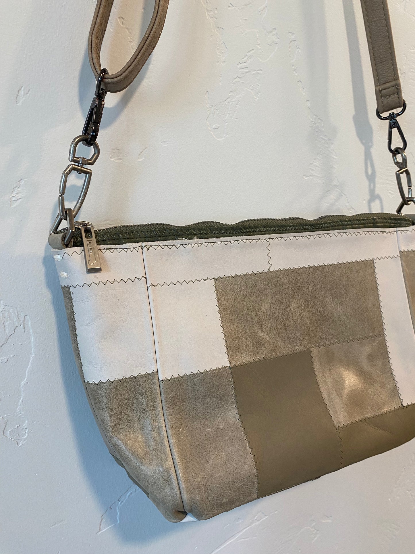 The Veniza Crossbody Bag